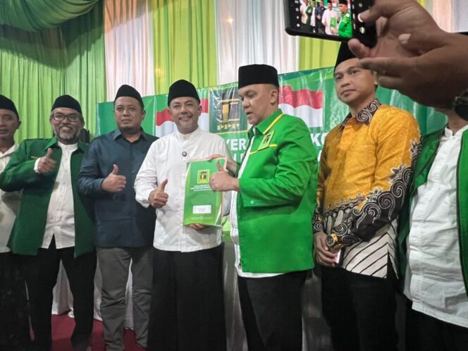 
					Gus Haris dan Ra Fahmi Saat menerima Rekomendasi dari Partai PPP. (Foto: SRI)