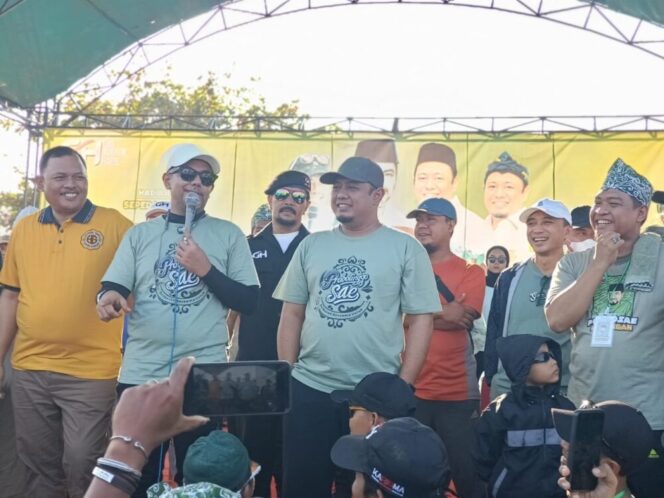 
					Gus Haris dan Ra Fahmi saat mengikuti acara jalan sehat di kecamatan Krejengan. (Foto: SRI)