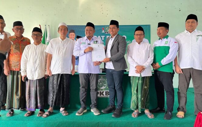 
					DPC PKB Kabupaten Probolinggo saat foto bersama usai rapat pleno. (Foto: SRI)