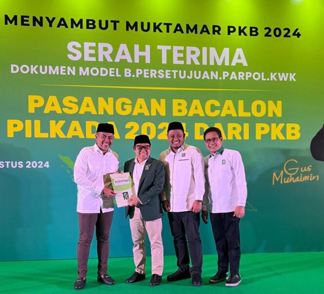 
					Gus Haris dan Ra Fahmi saat foto bersama dengan Muhaimin Iskandar. (Foto: SRI)