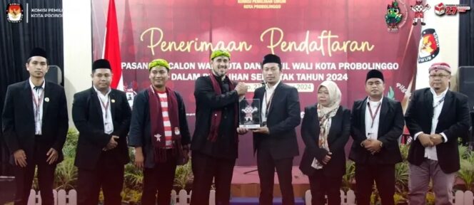 
					Habib Hadi-Zainal Arifin saat mendaftar ke KPU Probolinggo Kota. (Foto: ig @kpuprobolinggokota)