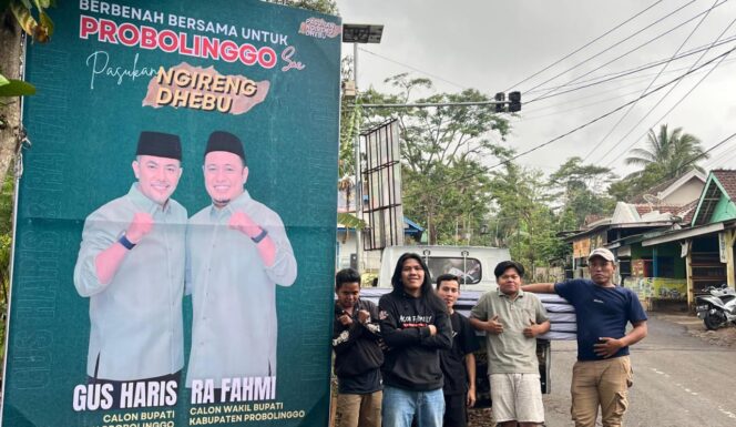 
					Relawan Pasukan Ngireng Dhebu saat melakukan pemasangan baliho Gus Haris-Ra Fahmi. (Foto: Ist/Suararakyatindo.com)