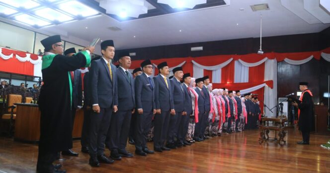 
					Proses pengambilan sumpah dan janji jabatan Anggota DPRD Kabupaten Probolinggo. (Foto: Ist/Pemkab Probolinggo)