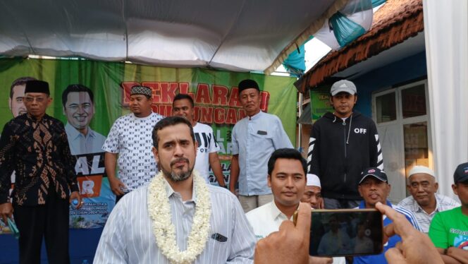
					Habib Hadi Zainal Abidin dan Zainal Arifin saat menghadiri deklarasi para nelayan di Mayangan, Probolinggo pada Selasa 16/9/2024. Dok. Handalbersinar