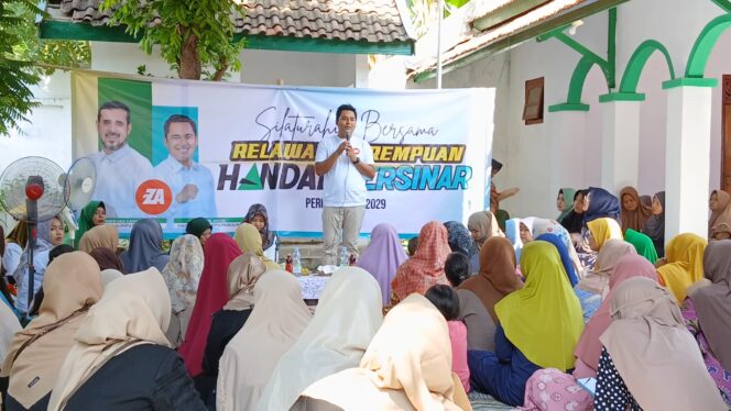 
					Calon Wakil Walikota Probolinggo, Zainal Arifin saat menghadiri silaturahim Relawan Perempua Handal Bersinar, Jum'at (20/9/2024). Foto: Zaki/Suararakyatindo