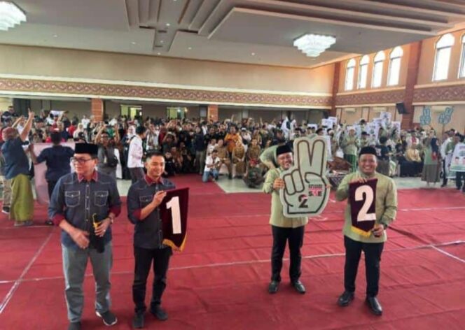 
					Dua pasangan calon Pemilihan bakal calon Bupati Kabupaten Probolinggo.