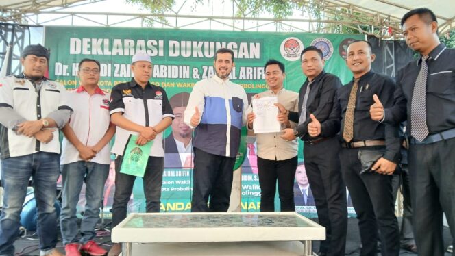 
					Lembaga Swadaya Masyarakat (LSM) Lingkar Indonesia Hebat (LIHAT) deklarasikan dukungan terhadap pasalon Habib Hadi - Zainal Arifin di Pilkada Kota Probolinggo. (Foto: Zaki/Suararakyatindo)