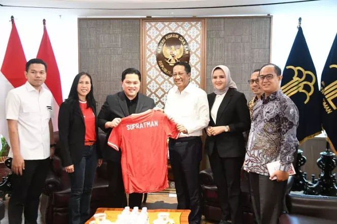 
					Ketua Umum PSSI, Erick Thohir bersama Menkum Ham, Supratman Andi Agtas. Foto: Instagram@pssi