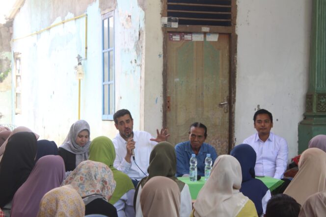 
					Pasangan Calon Walikota dan Wakil Walikota Probolinggo, Habib Hadi Zainal Abidin – Zainal Arifin saat mendengar keluh kesah Warga Kelurahan Tisnonegaran, Kecamatan Kanigaran, Rabu, 16/10/2024. (Doc. Zaki/Suararakyatindo)
