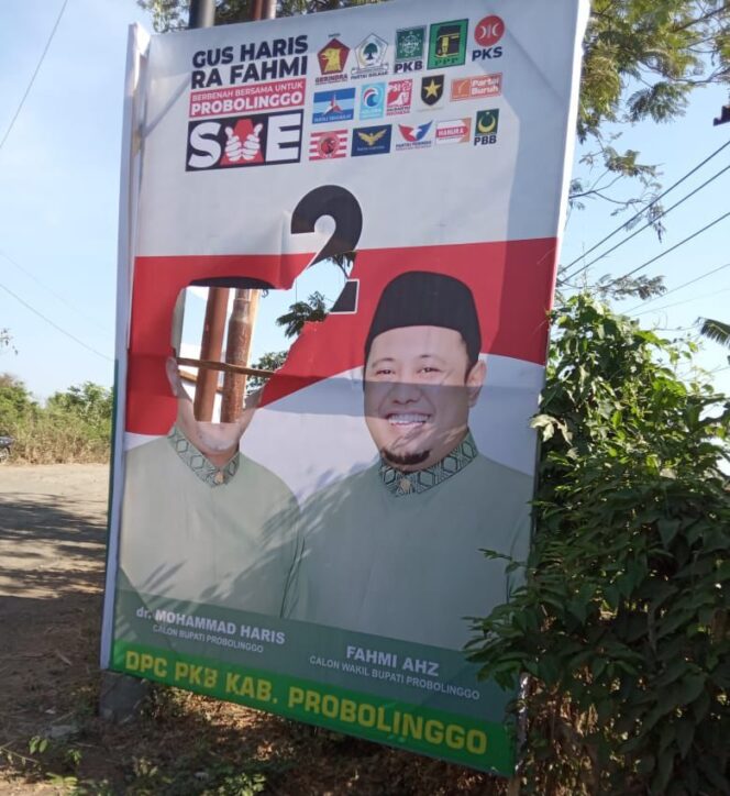 
					Foto Benner Pasangan Gus Haris dan Ra Fahmi di sobek orang tidak di kenal. (Foto: SRI)