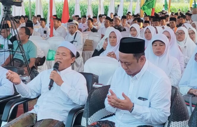 
					Ra Fahmi tampak terlihat doa Bersama dengan Kiyai Abdul Hamid. (Foto: Ist/istimewa)