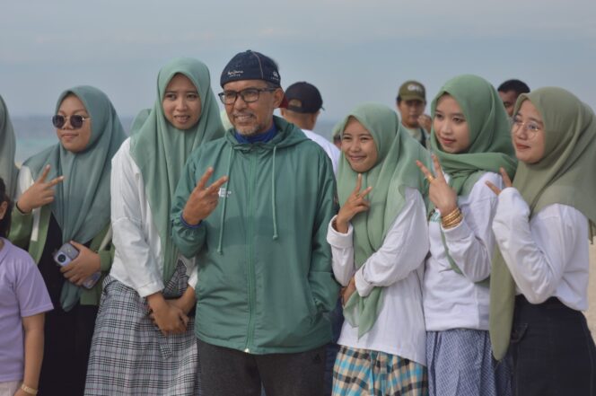 
					Kang Mahdi saat melakukan kampanye paslon Gus Haris–Ra Fahmi di Gili Ketapang Probolinggo/Suararakyatindo