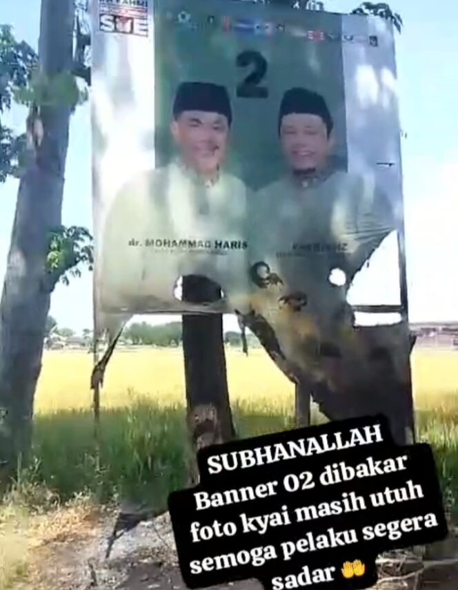 
					Banner Paslon Bupati dan Wakil Bupati Nomor urut 02, Gus Haris - Ra Fahmi dibakar. (Foto: Screenshot Video Warga)