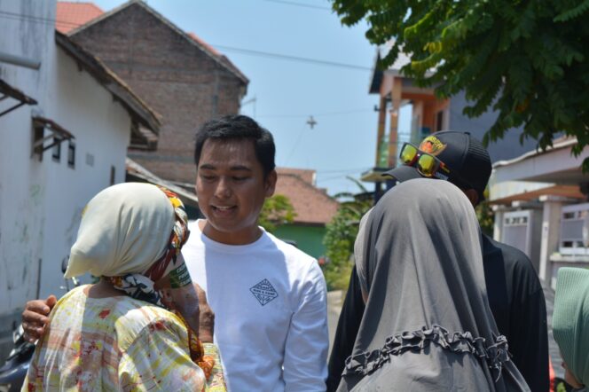 
					Calon Wakil Walikota Probolinggo, Zainal Arifin saat mendengar aspirasi Warga. (Foto: Zaki/Suararakyatindo)