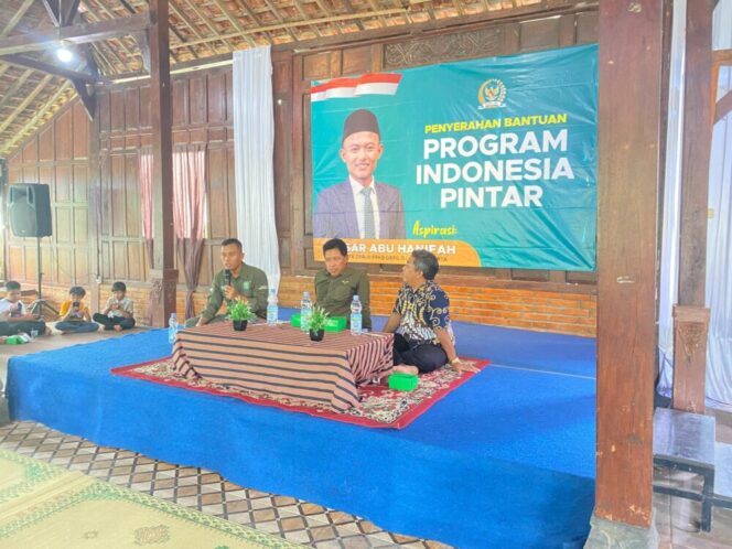 
					Anggota DPR RI Fraksi PKB, Kaisar Abu Hanifah serahkan 600 bantuan PIP di Sleman Yogyakarta pada Sabtu, (30/11/2024). 
