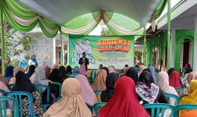 
					Calon Wakil Walikota Probolinggo dari Habib Hadi Zainal Abidin, Zainal Arifin saat bersilaturrahim dengan warga Kelurahan Sukoharjo, Kecamatan Mayangan, Jumat (01/11/2024). Foto: Zaki/Suararakyatindo