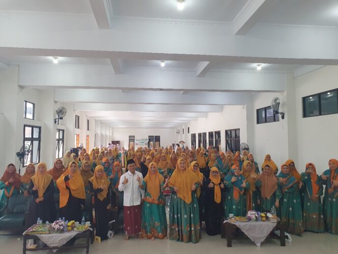
					Hilmy Muhammad saat menghadiri acara Peringatan Hari Lahir Jam’iyyah Perempuan Pengasuh Pesantren dan Muballighoh (JPPPM) di Aula Asrama Putra Madrasah Aliyah Pondok Pesantren Krapyak Yogyakarta pada Ahad (24/11/2024). (Foto:Kirwan)