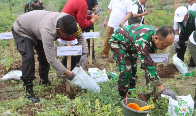 
					Forkopimda Probolinggo dan PT PLN Galakkan Penghijauan di Desa Tambak Ukir
