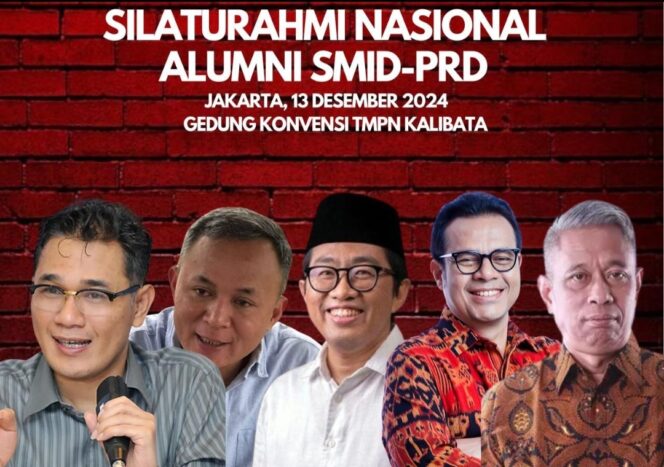 
					Faisol Riza saat foto berjejer dengan para tokoh aktifis PRD. (Foto: SRI)