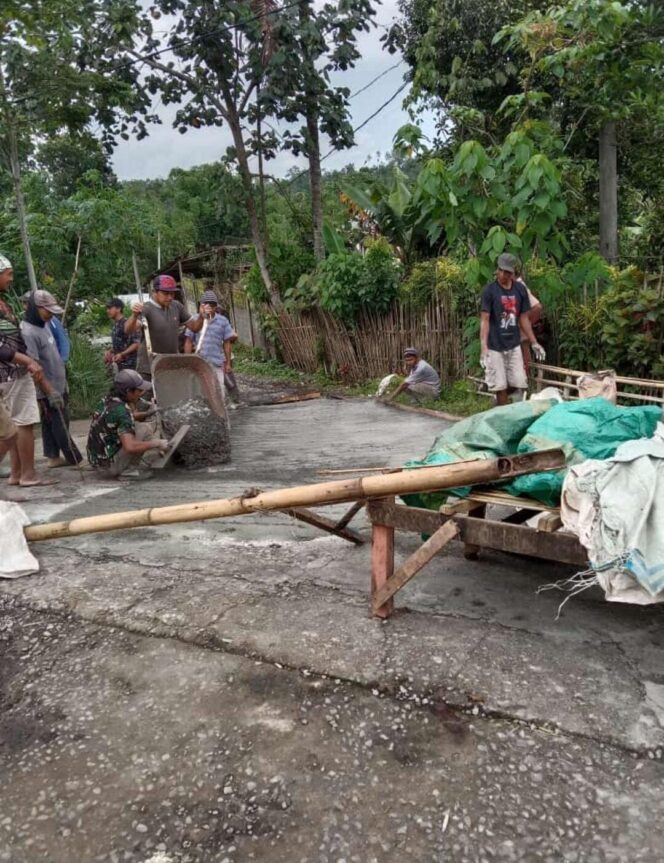 
					Masyarakat Probolinggo bergotong royong perbaikan jalan. (Foto: SRI)
