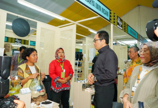 
					Wamenperin Faisol Riza saat meninjau IKM NTB/Istimewa