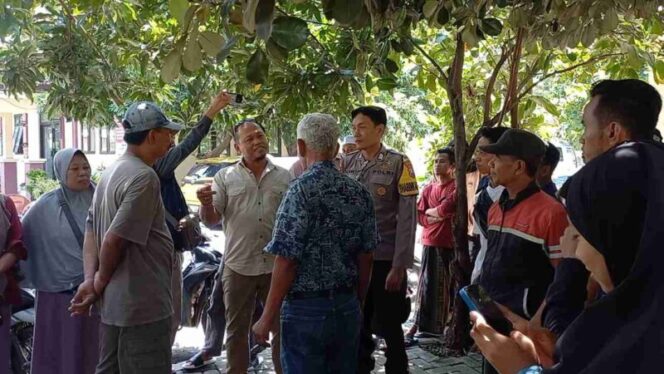 
					Ratusan PKL Geruduk Polsek Kraksaan, Tuntut Keadilan atas Laporan Preman yang Dihajar Massa