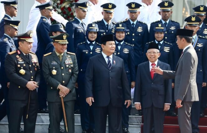 
					Saat presiden Prabowo Subianto berfoto bersama dengan para Panglima TNI dan Polri. (Foto: @prabowo)
