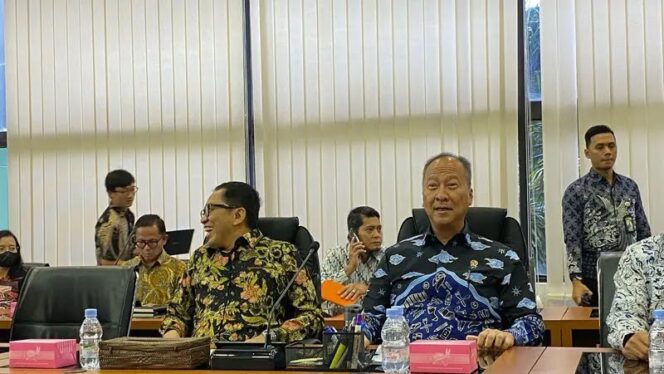 
					Menteri Perindustrian Agus Gumiwang Kartasasmita bersama wakil Menteri Perindustrian Faisol Riza di kantor Kemenperin, Jakarta, Rabu (26/2/2025). (Foto: Doc. Kemenperin)