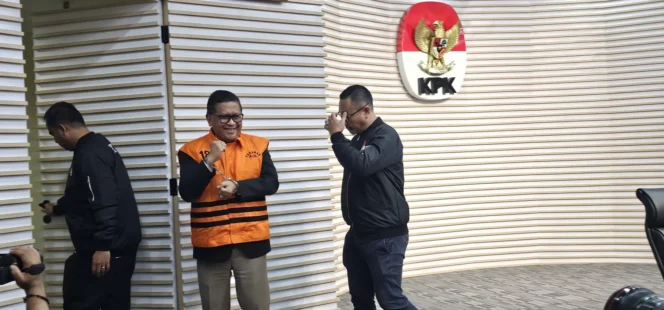 
					Sekjen PDI-Perjuangan, Hasto Kristiyanto resmi jadi tahanan KPK usai menjalanin pemeriksaan di Gedung KPK, Jakarta, Kamis (20/2/2025). (Foto: Kompas)