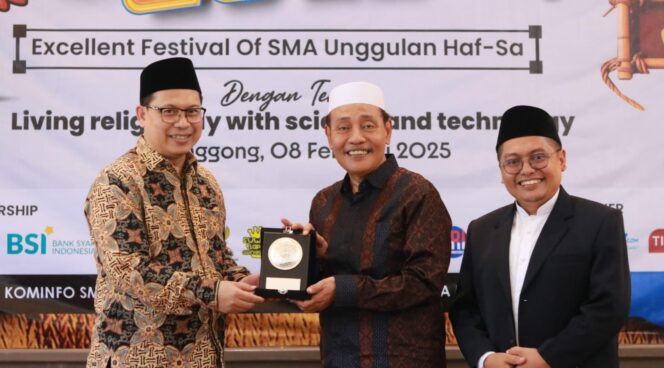 
					Ketua Yayasan Hafshawaty Pesantren Zainul Hasan Genggong, K.H Moh. Hasan Mutawakkil Alallah dan Dekan FMIPA, Prof. Dede Djuhana saat teken MoU dengan Universitas Indonesia (UI)/Suararakyatindo
