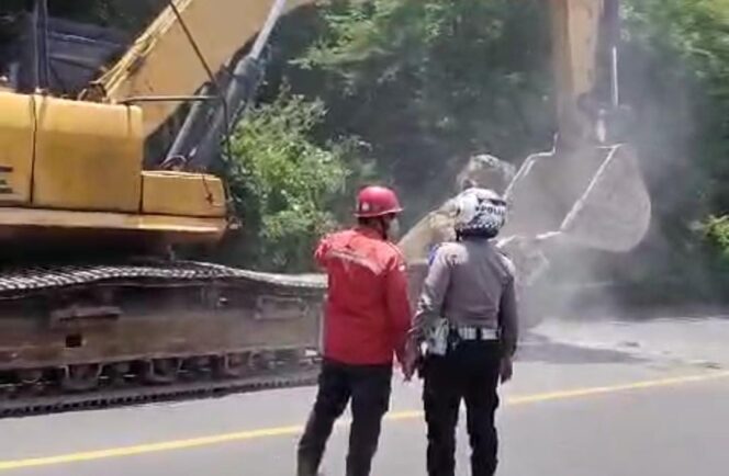 
					Kapolres Probolinggo AKBP Wisnu Wardana saat meninjau lokasi kejadian di Proyek Tol Probowangi di wilayah Paiton, Sabtu (22/2/2025) pagi.