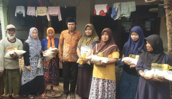 
					Kepala Desa Opo-opo, Muhaimin Asyatta saat memberikan sembako kepada warga Dusun Krajan. (Foto: SRI)