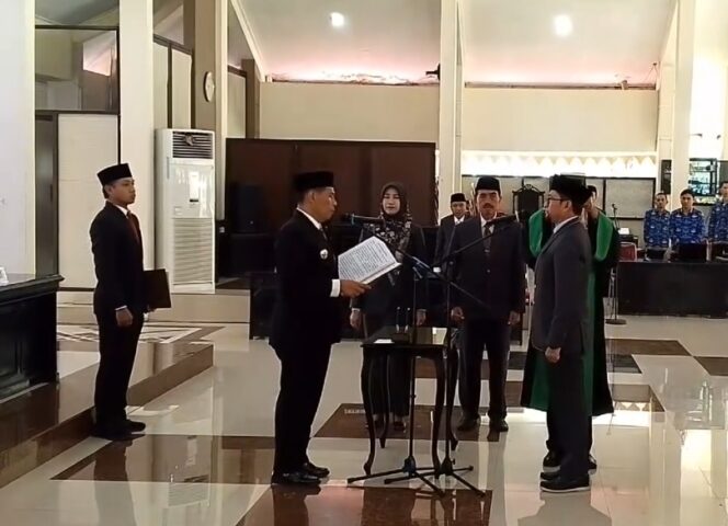 
					Prosesi pengambilan sumpah Fathur Rozi menjadi PJ Sekda Bondowoso. (Foto: Istimewa)