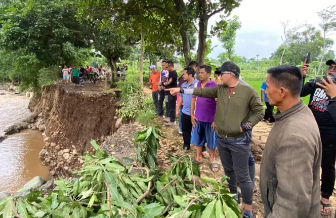 
					Bupati Probolinggo terpilih, Gus dr. Haris saat meninjau lokasi banjir bandang di Desa Seboro, Kecamatan Krejengan, Kabupaten Probolinggo. (Suararakyatindo/Bayu)