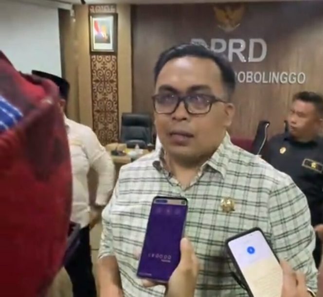 
					Ketua Panja Muchlis saat di minta keterangan oleh awak media. (Foto: SRI)