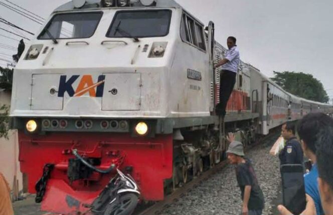 
					Seorang pria di Probolinggo diduga bunuh diri di perlintasan rel kereta api.