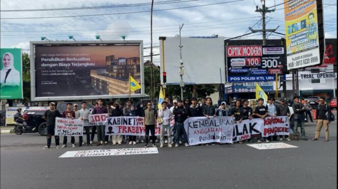 
					Massa aksi Aliansi Gen-Z Menggugat saat membacakan tuntutan di pertigaan revolusi Yogyakarta pada Rabu, 12/2/2025. (Foto: Labib)