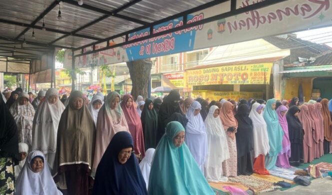 
					Sejumlah warga saat melaksanakan sholat Eid di Solo, Jawa Tengah, Minggu (30/3/2025). (Foto: Antara)