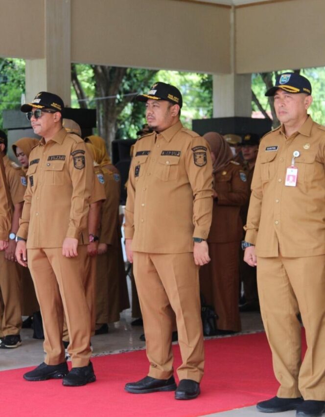 
					Bupati Gus Haris dan Wakil Bupati Ra Fahmi saat memimpin apel di Pemkot Probolinggo. (Foto: SRI)