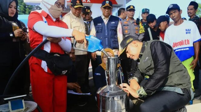 
					Bupati Probolinggo, Gus Haris saat melakukan inspeksi mendadak (Sidak) ke Pengisian Bahan Bakar Umum (BBM)/Istimewa