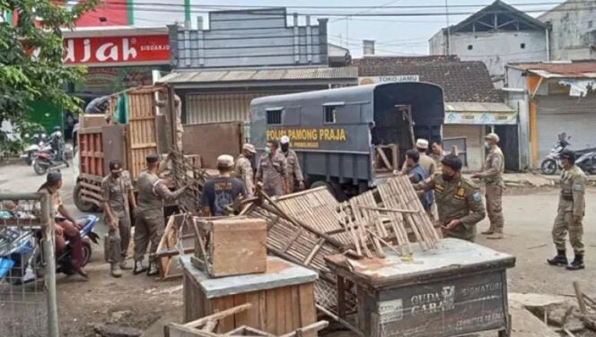 
					Penertiban pedagang liar di Pasar Semampir, Kecamatan Kraksaan.