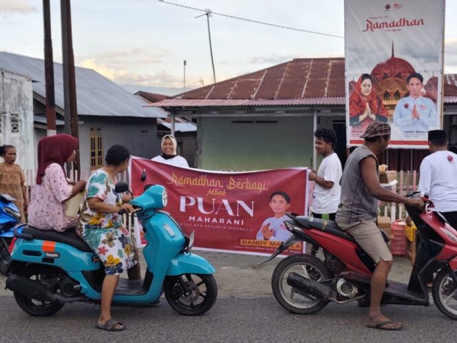 
					TMP Sulteng Saat bagi bagi takjil. (Foto: SRI)