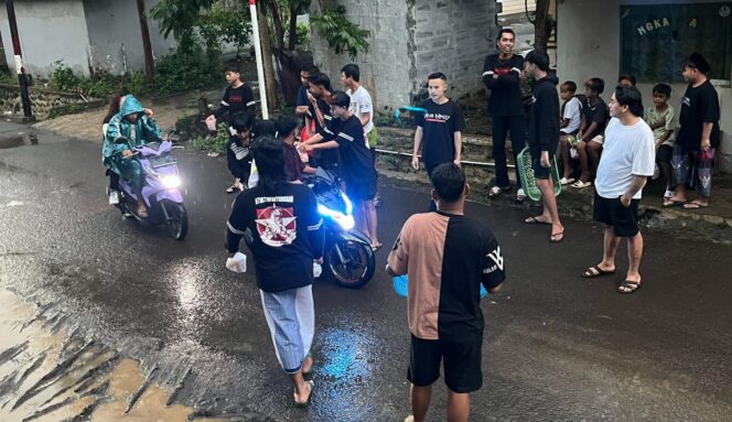 
					Puluhan pemuda di Probolinggo lakukan hal positif menjelang Buka Puasa Ramadan, Minggu (23/3/2025). (Foto: Suararakyatindo)