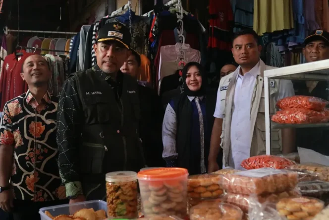 
					Bupati Probolinggo, Mohammad Haris saat ngobrol langsung dengan para pedagang di pasar Semampir, Kraksaan/Istimewa