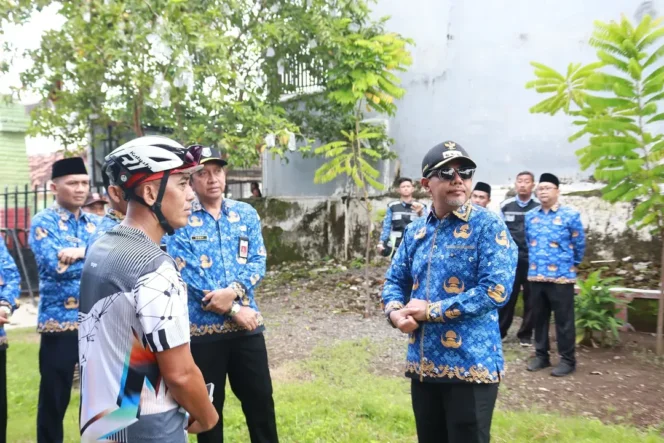 
					Bupati Probolinggo, Gus dr. Mohammad Haris saat meninjau lokasi Program Sekolah Rakyat, ke SDN Pajarakan Kulon.