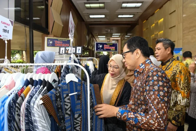 
					Wamenperin Faisol Riza di Bazar Ramadan. (Kemenperin)