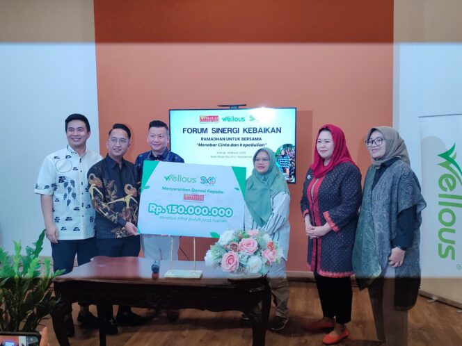 
					Direktur Wahid Foundation, Yenny Wahid bersama perwakilan Wellous Indonesia gelar Sinergi Kebaikan dan penyerahan donasi kemanusiaan di Jakarta, Jumat (14/3/2025). (Foto: Kirwan)