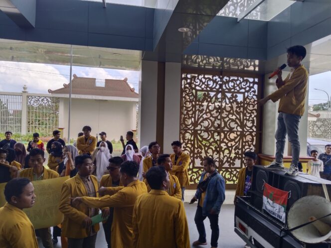 
					BEM KM Universitas Wiraraja Sumenep Geruduk Gedung DPRD Kabupaten Sumenep pada Kamis (20/3/2025). (Foto: Suararakyatindo.com)