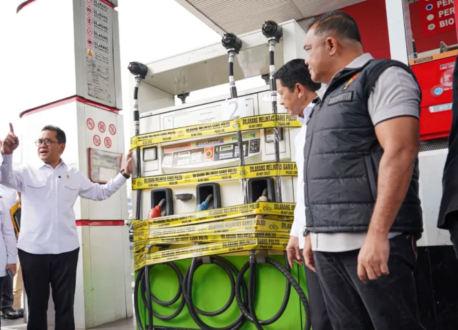 
					Menteri Perdagangan Budi Santoso, bersama Direktur Tipidter Bareskrim Polri Brigjen Nunung Syaifuddin menyegel SPBU nakal di kawasan Bogor. (Foto: Pertamina)