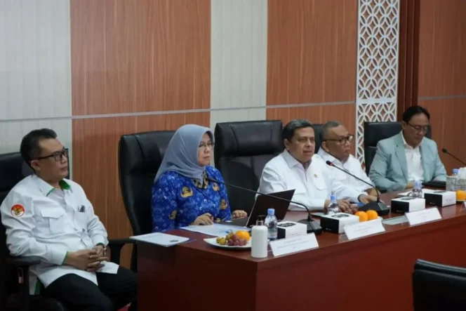 
					Badan Pengawas Obat dan Makanan (BPOM) bersama Badan Penyelenggara Jaminan Produk Halal (BPJPH) melakukan pengawasan terhadap peredaran obat dan makanan yang berlabel halal.